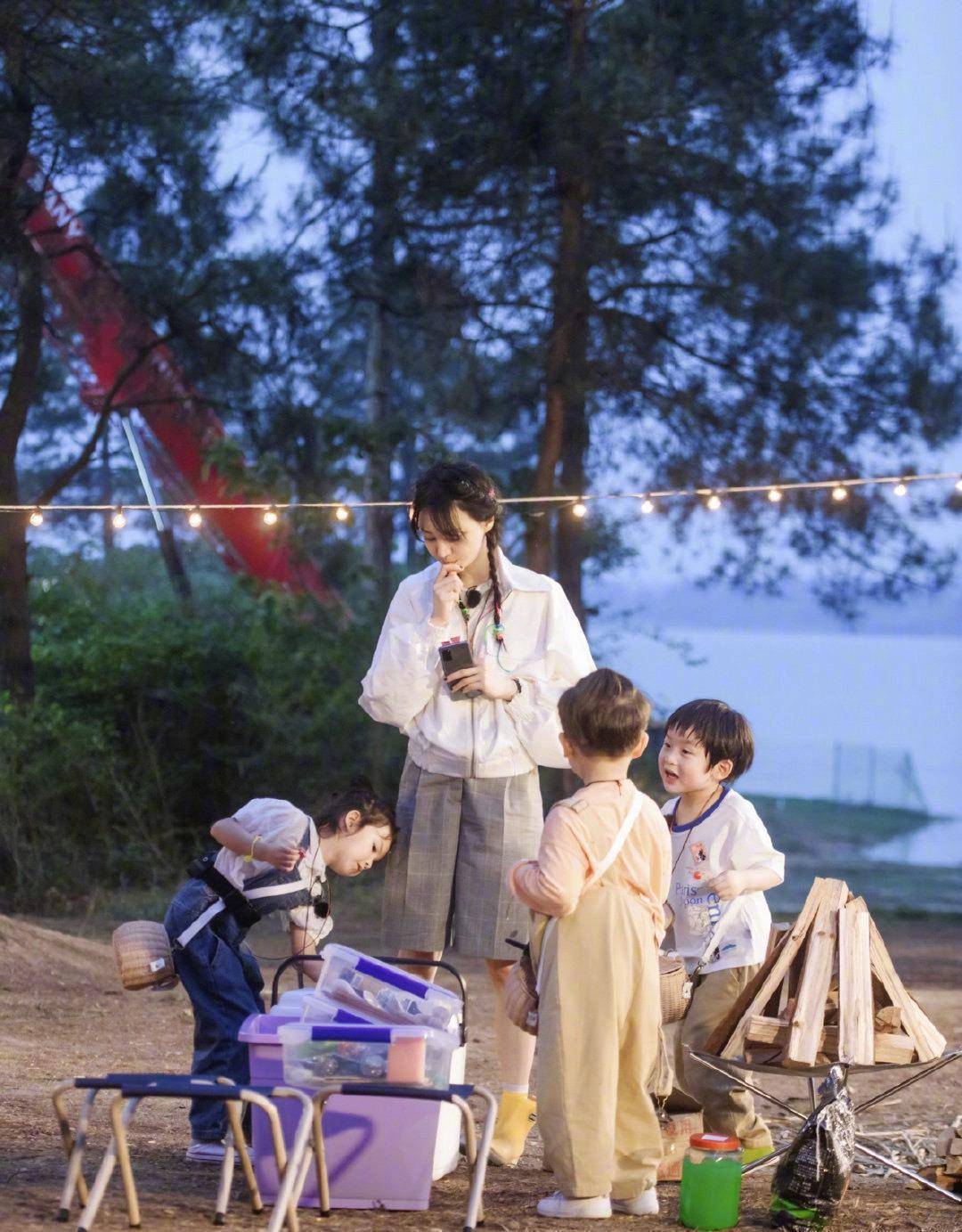 原创许佳琪谢可寅带孩子录综艺穿搭一改往日风格撑儿童伞展姐妹情