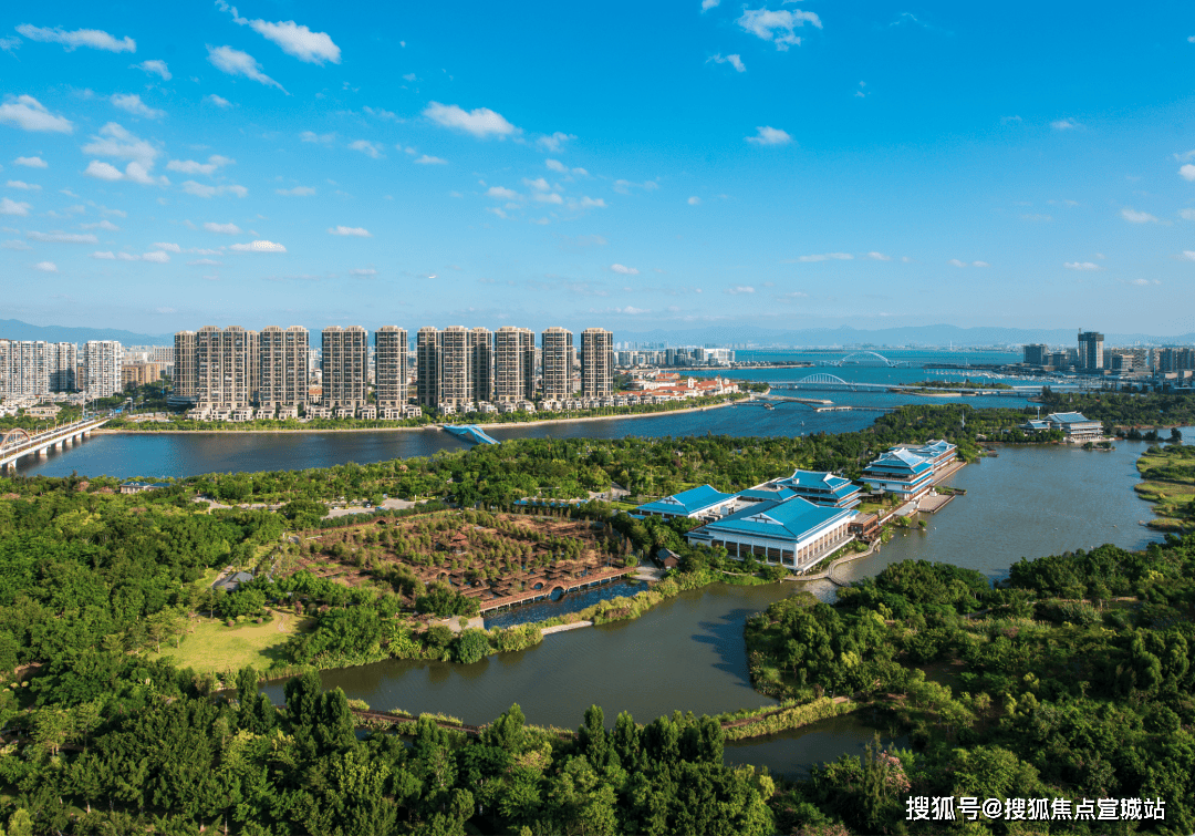 厦门五缘湾实景图国贸地产前身是"厦门经济特区建达投资有限公司"成立