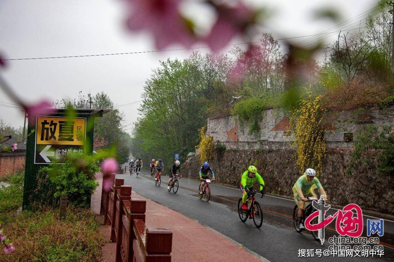 第七届中国安州环山环湖自行车公开赛吸引千余名选手雨中竞技