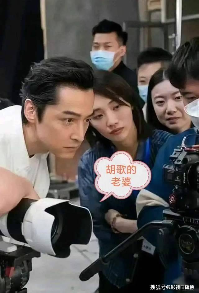 胡歌与老婆游西藏,老胡大包小包像助理,黄曦宁低调随行两手空闲