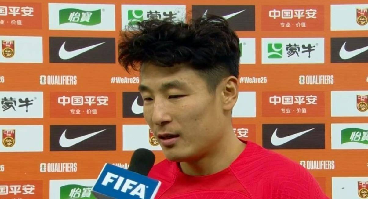 武球王实至名归国足41新加坡武磊2射1传赛后采访让人敬佩
