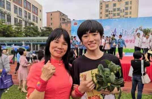 近日,宋亚轩的初中学校星海音乐学院附中在官方账号上面晒出了一组