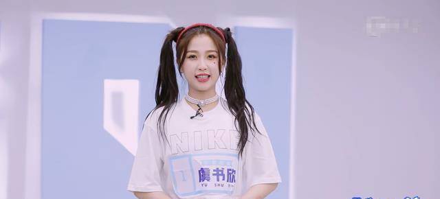 原创青2合作舞台刘雨昕有长发造型lisa通过全息投影同台表演