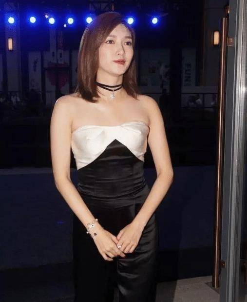 原创江疏影是全班最丑当看到大学合照后网友这班级我服