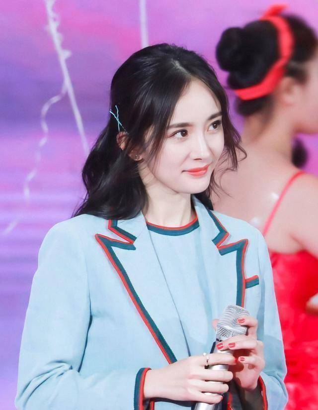 原创杨幂亮相五四晚会与小3岁魏大勋穿情侣装同台献唱