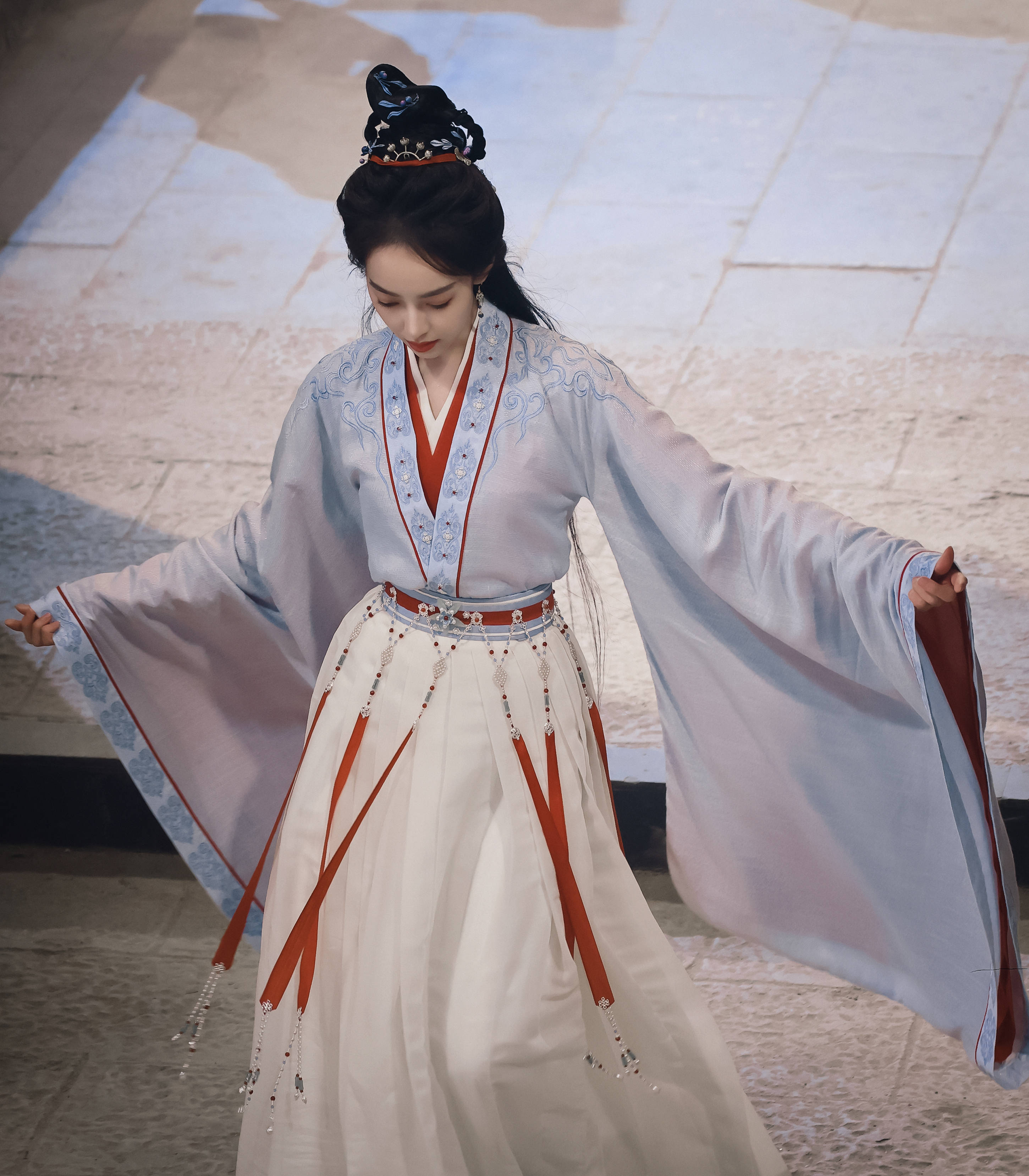 此次宋茜片场摔倒事件,虽是