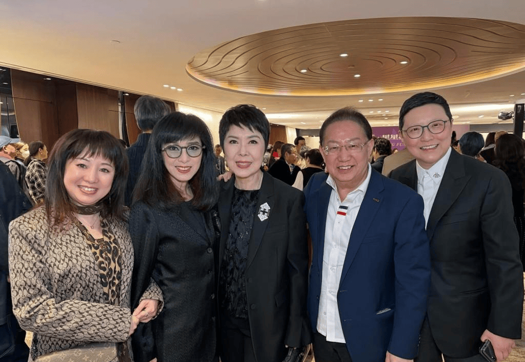 骨与同性密友恩爱出席晚宴,拎20万爱马仕贵气逼人