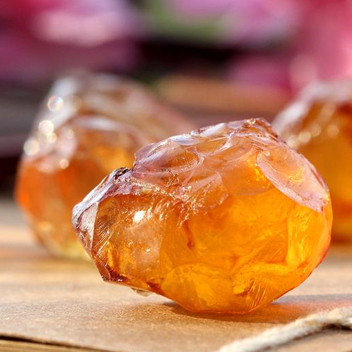 干的桃胶呈结晶石状很硬,看着有点像琥珀.