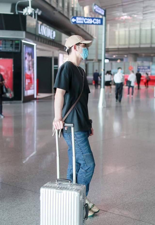 马可的身材也太好了吧明明穿的t恤是挺宽松的也藏不住肌肉