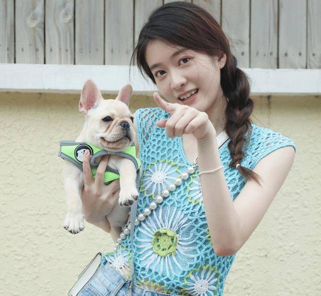 原创张雪迎打卡长沙小吃怼脸吃播很俏皮胃口不小却还不到90斤