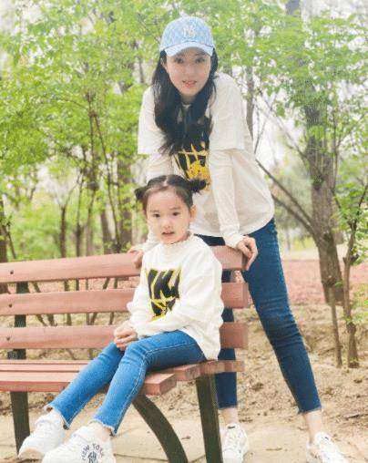 高云翔一时糊涂失去了幸福的小家庭,好在董璇足够坚强,女儿也被她培