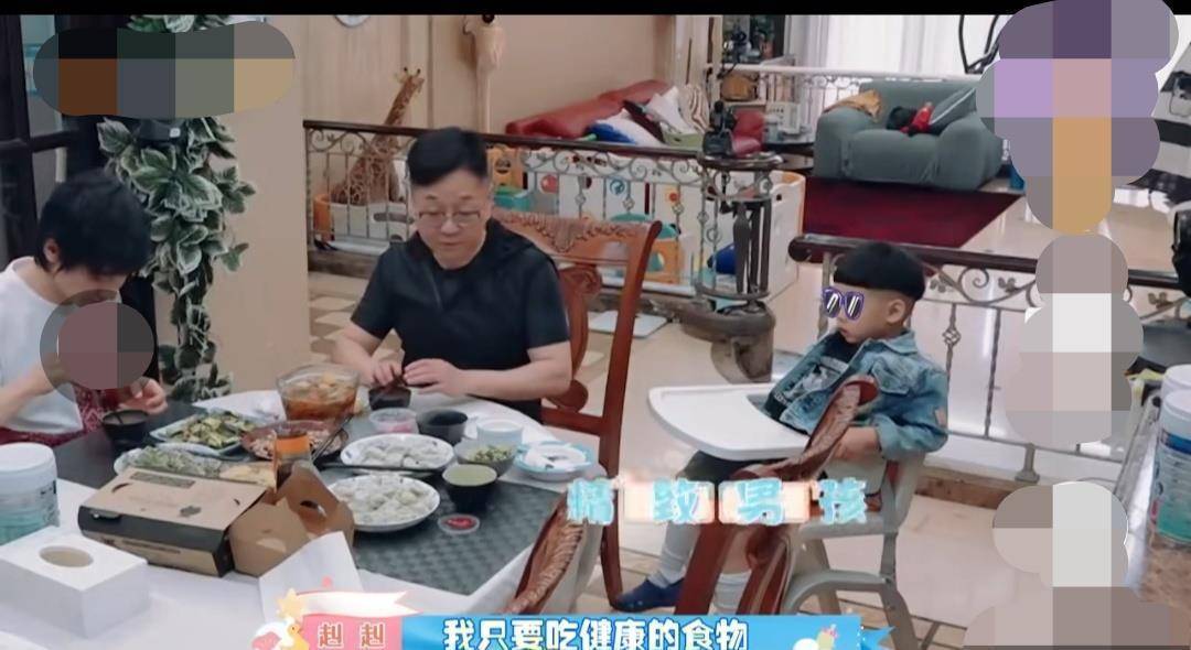 刘璇晒一家四口合照,开心同框超幸福,小女儿睡相萌化一众网友_王弢