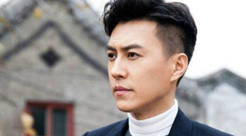 原创靳东谦虚说出道时没王宝强帅看到旧照后我信了