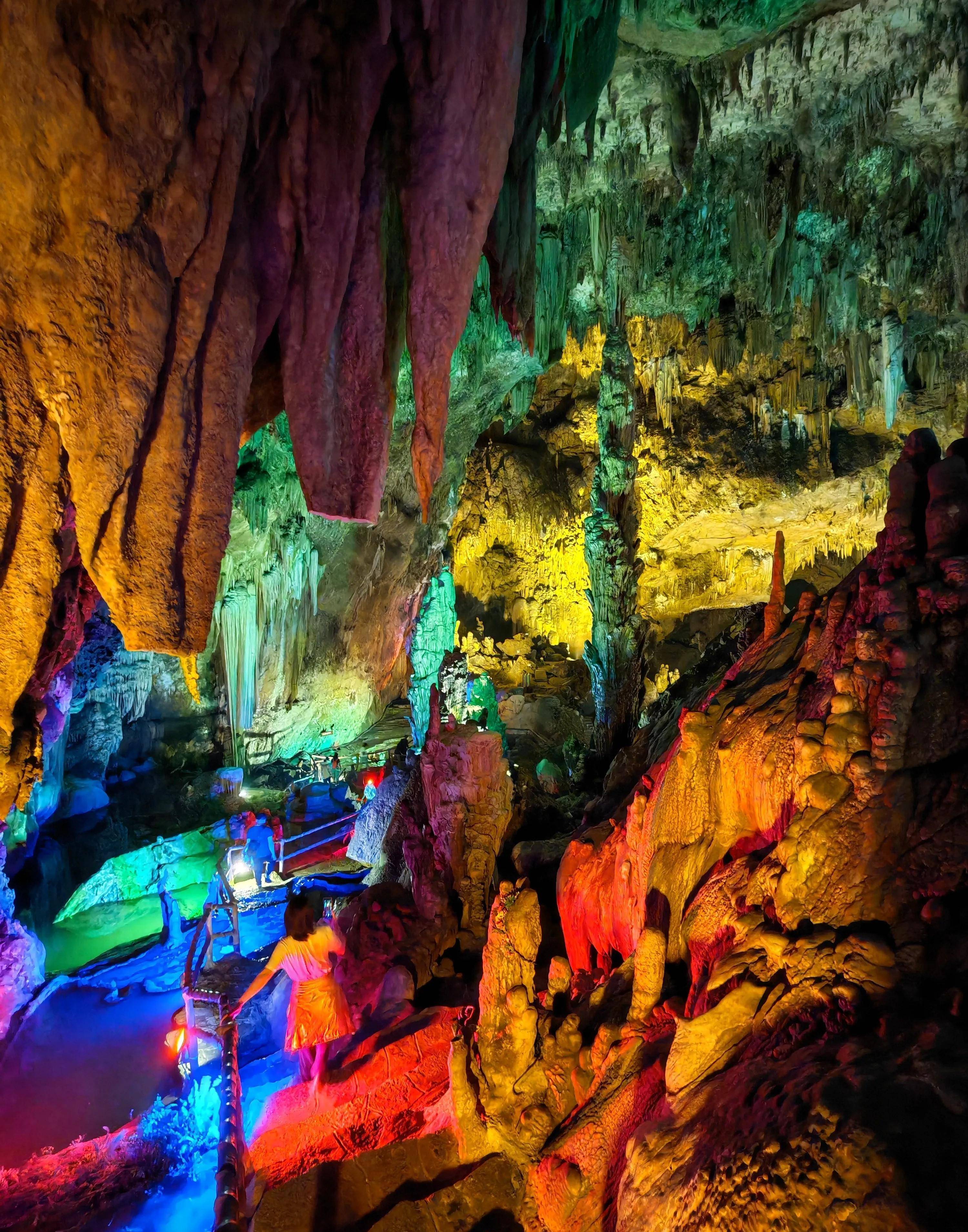 天星桥景区是又石林,瀑布,峡谷,溶洞,水上石林等典型喀斯特地貌组成的