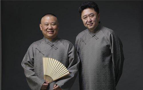 在学校里于谦跟着相声演员王世臣,罗荣寿,高凤山,赵世忠学习,毕业之后