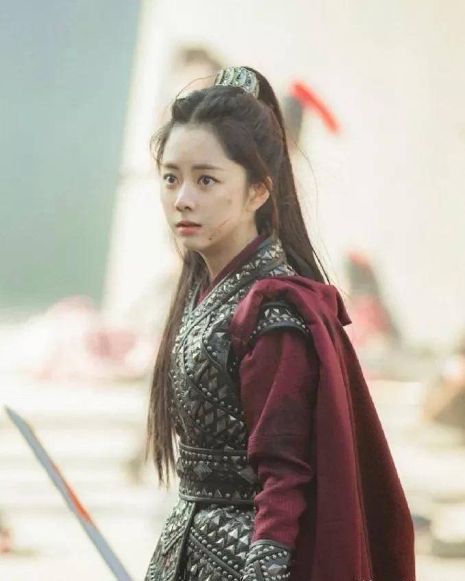 谭松韵也是可爱的娃娃脸,甚至以30岁的年纪饰演16岁的女高中生一点都