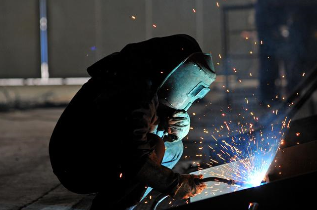 她叫安琪,今年42岁,是天水锻压机床(集团)有限公司四分厂的一名电焊工