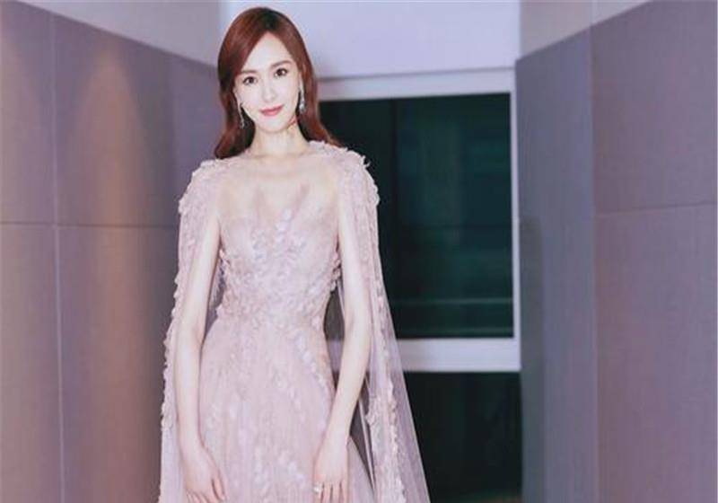 唐嫣这几年,选择了步入结婚的殿堂,已经有两三年没有新作品和大家见面