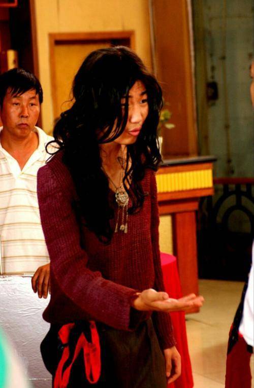 原创河南懒人杨锁7岁不会走路23岁在家中懒死死前靠烧家具取暖