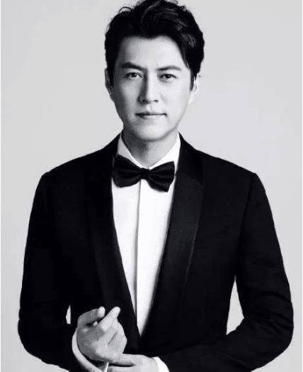 靳东说出道时没王宝强帅本以为是玩笑话看到旧照后打扰了