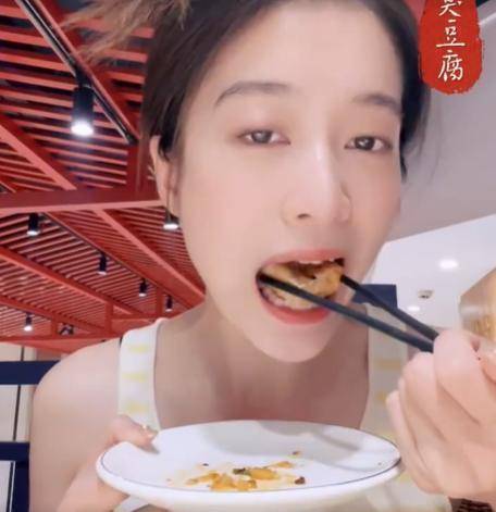 原创张雪迎打卡长沙小吃怼脸吃播很俏皮胃口不小却还不到90斤