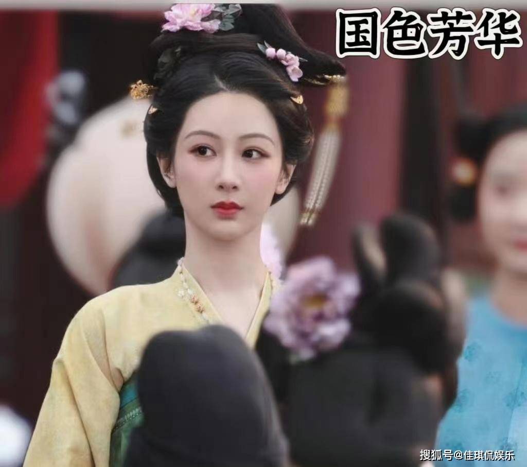 原创杨紫拍戏受伤被搀扶去医院检查惨遭被骂卖惨连忙回应病情