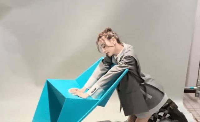 原创热巴拍宣传片秀一字马未p图筷子腿优越自嘲是学姨笑得好傻