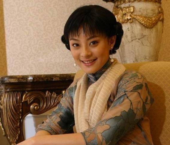 杨幂曾在《红粉世家》中演小桃,不过当年您在看这部剧的时候有注意到