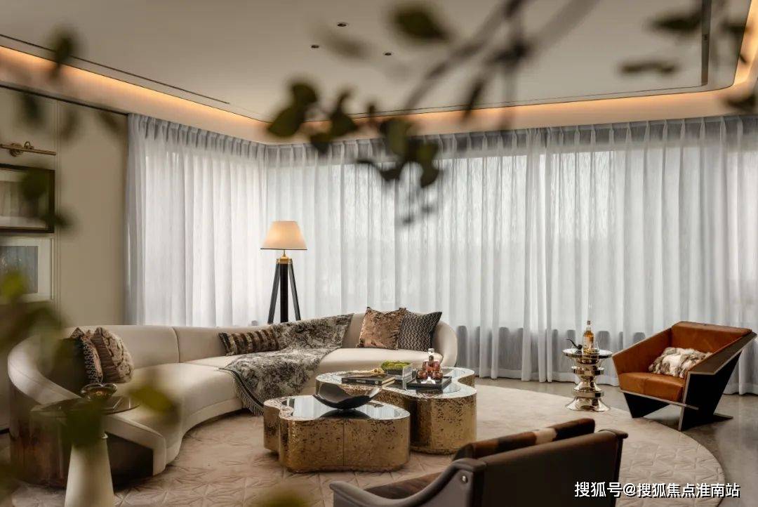 佳宴必有美酒,吧台,酒柜等由酒延展的构件体现其自身具备的收藏与展示