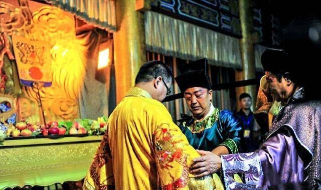 石顶武,一个出生于湖南湘潭县花石镇的大地主,从小家庭条件优越锦衣玉