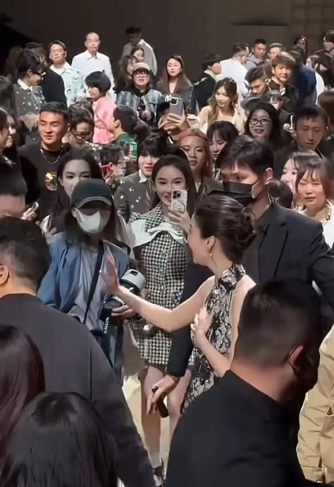 原创杨颖重新复出瘦不少和杨超越热聊一路上被漂亮粉丝追着拍