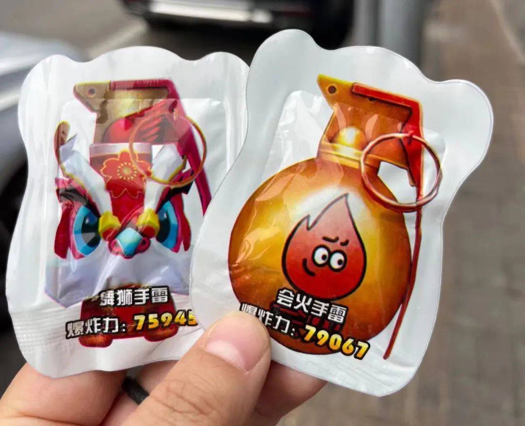 这种名叫"炸包""臭包"的玩具就可产生不小的爆炸声一个小小的塑料包