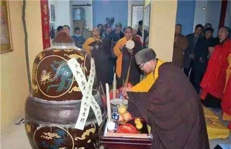 2000年江西小伙遵遗嘱将父制成木乃伊供奉家中无人敢拜访