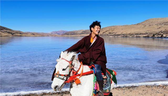 丁真被国企"录取",引发大学生不满:寒窗苦读12年