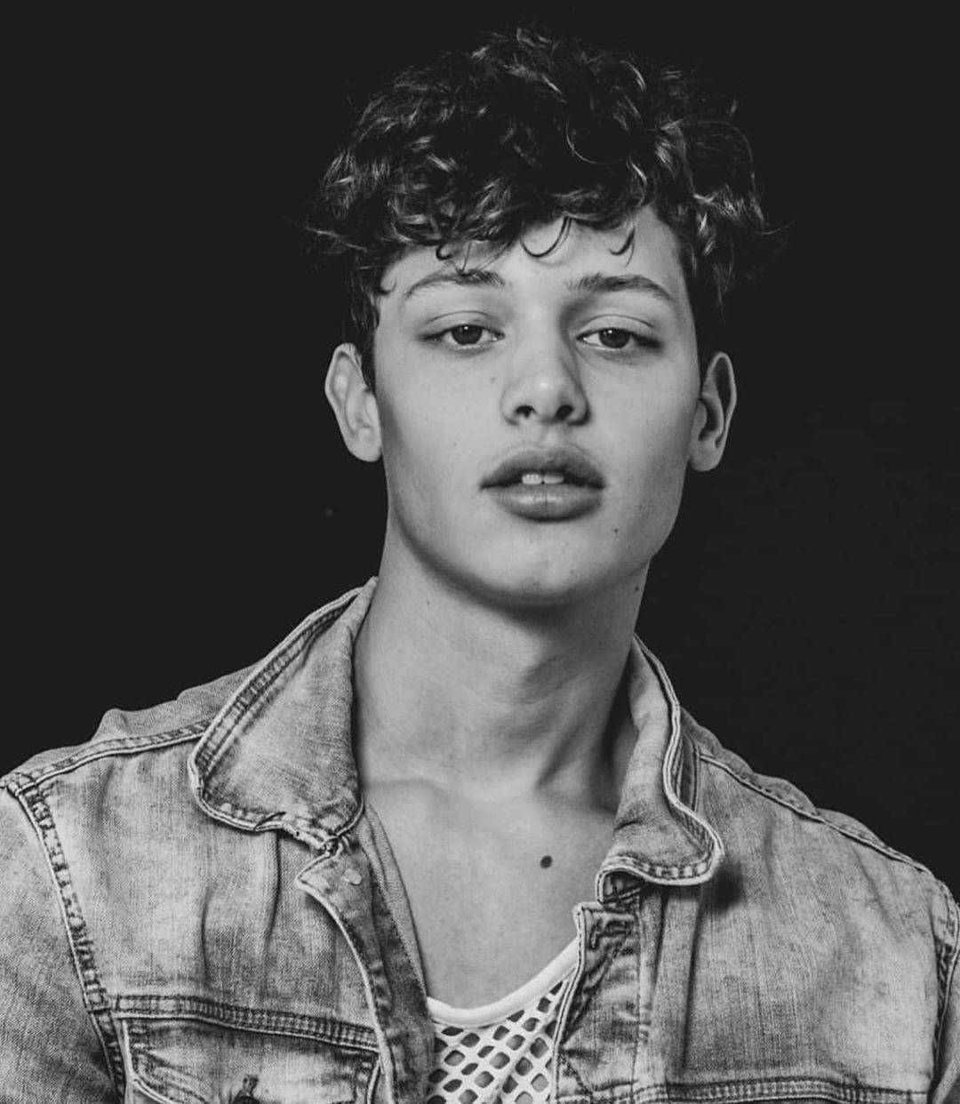 原创16岁身高187新晋男神高颜值星二代华丽转身年幼丧母童年不幸