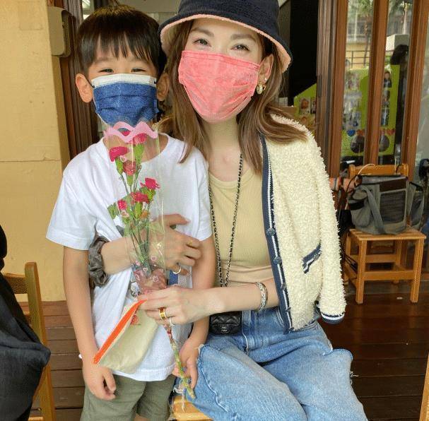 节,kimi亲手做珠宝盒,双胞胎弟弟抱着妈妈,太幸福了_哥哥_孩子_林志颖