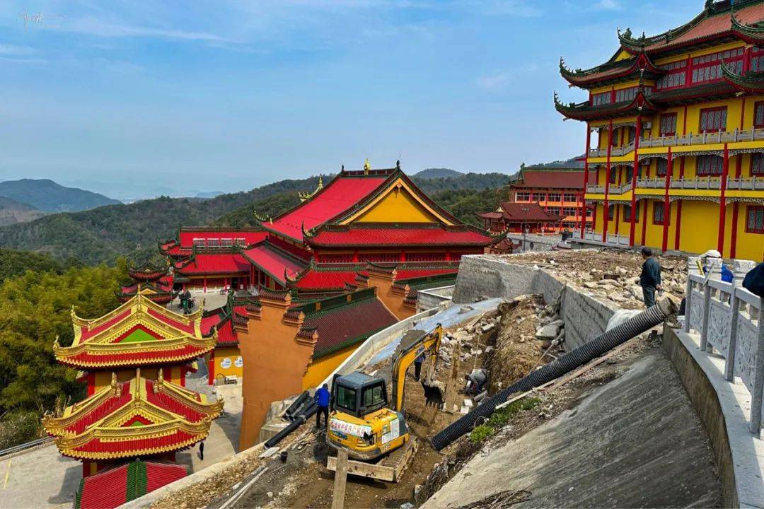 上虞秀峰寺的建筑群堪称雄伟壮观,配色却极其鲜艳,令人叹为观止