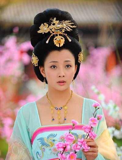 看看唐朝皇帝干的事,杀兄屠弟杀侄子,纳弟媳,娶父妾,还把儿子的王妃收