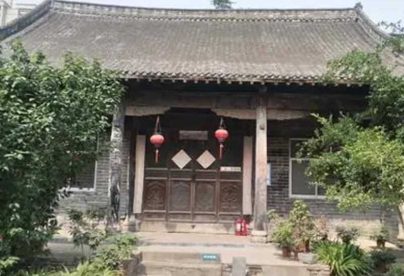 日日夜夜都有机器在任家老宅的周围轰鸣,为了施工任家老宅的水电都被