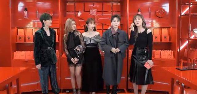 原创th9成员出席活动谢可寅长腿优越虞书欣和刘雨昕同框脸胖吃亏了