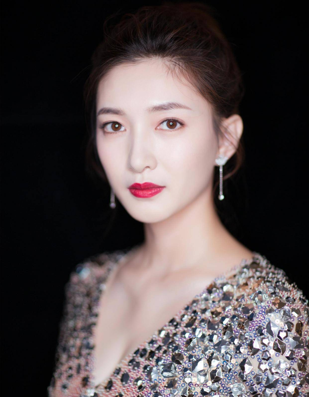 胡歌承认过的女友,留学回来之后无戏拍,演孙红雷女友爆红全国_江疏影