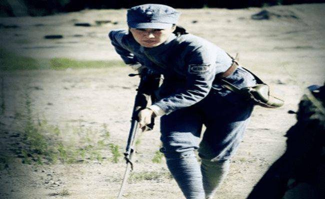 进入部队后,其他女性都被分配到了后勤部队,唯有银金花,由于身材高大