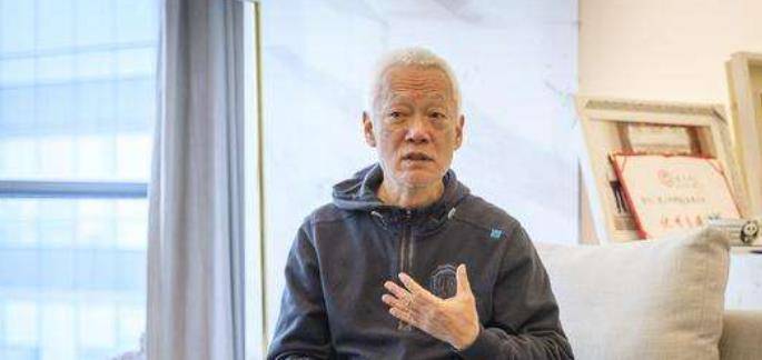 十四岁的她甚至在微博上与大她十岁的孙神州以夫妻相称,孙神洲是杂志