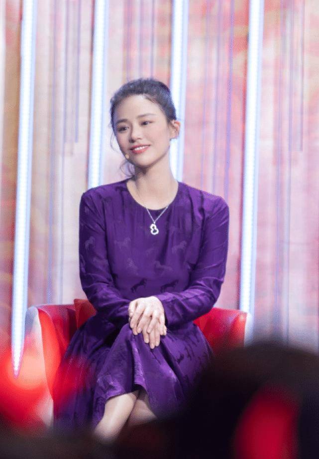 原创首次看马思纯穿电线鞋拍照当镜头拉近十倍后腿却细到没肉