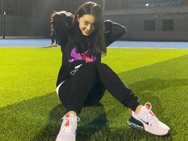 原创赵今麦晒大一生活素颜穿卫衣皮肤有点黑手机壳暴露感情现状