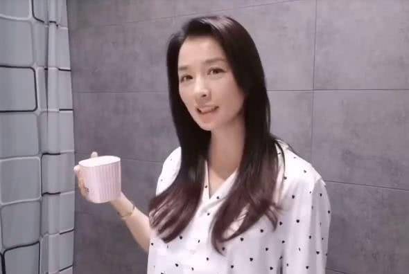 原创张庭自称刚起床纯素颜49岁的脸嫩得不真实林瑞阳有福气