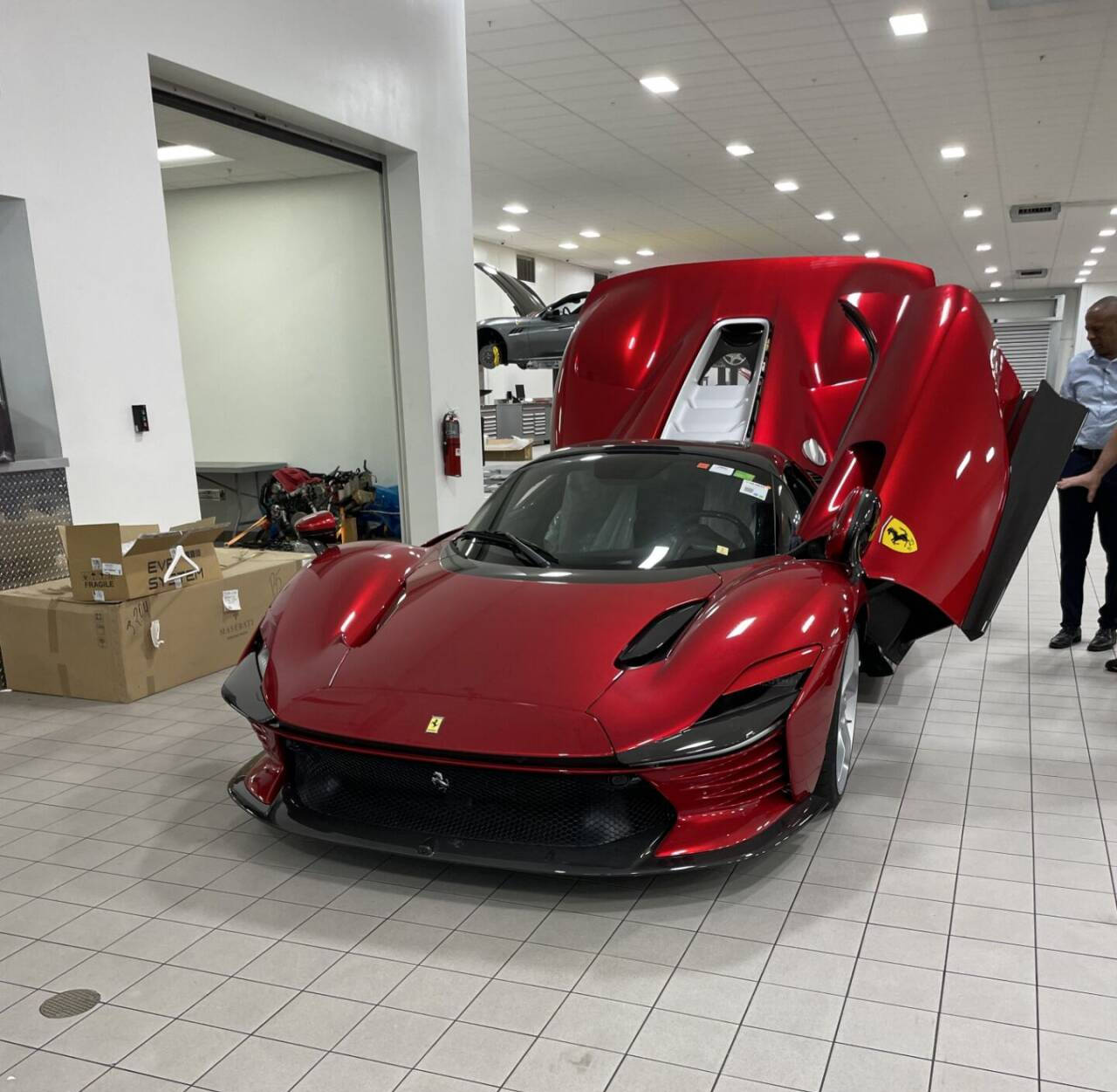 当然了,除了价格很昂贵之外,该车的配置同样符合c罗对跑车的要求.