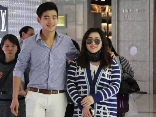 原创2019年东北小伙辛奇隆娶赌王爱女何超盈500万聘礼换14亿嫁妆