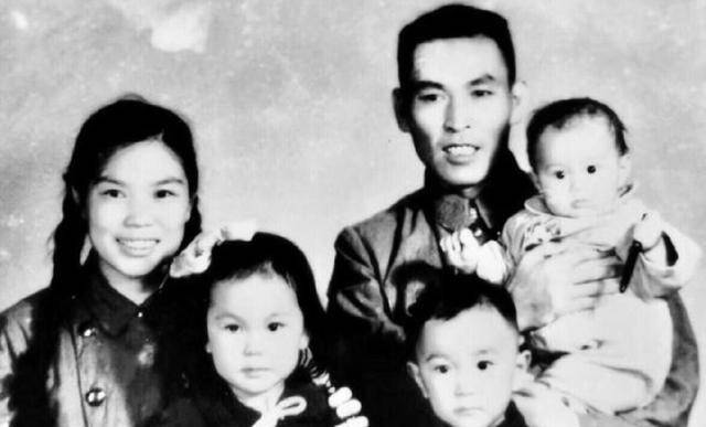 在19岁那年,红军来到黎锡福的家乡,让这位农家汉子的命运迎来了转折.