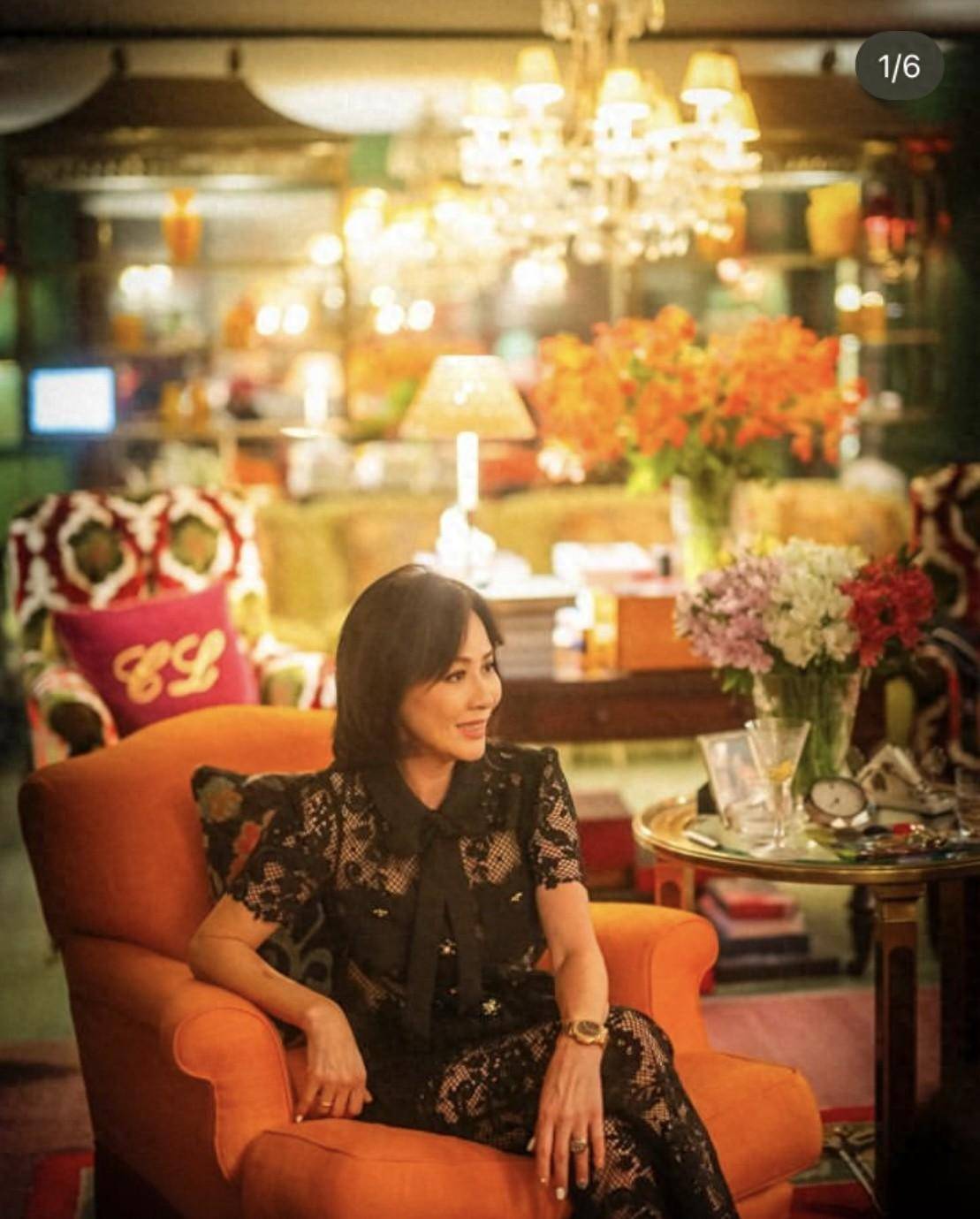 刘嘉玲在豪宅招待众好友和艺术家穿网纹装优雅妩媚邓永锵儿子携丈夫